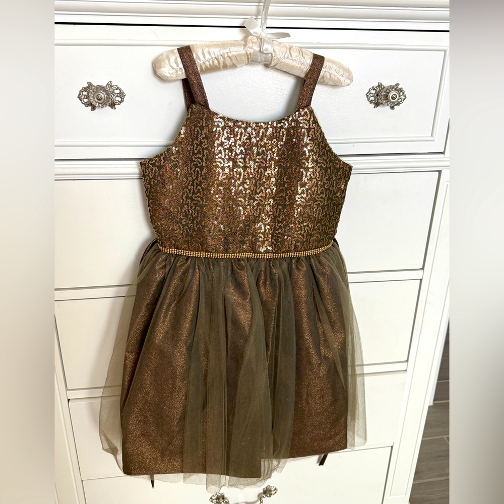 Girls semi / formal dress
Brand: Ronnie Jean
Size: 10